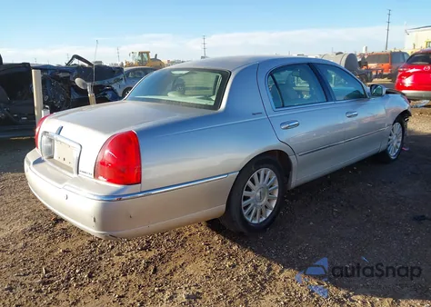 2003 Lincoln Town Car Signature from USA, damaged, VIN 1LNHM82W03Y671774